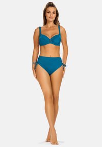 Zestaw bikini w kolorze teal z usztywnianym topem na drutach i szerokimi ramiączkami oraz majtkami o wysokim stanie z wiązaniami po bokach. Gładka tekstura.