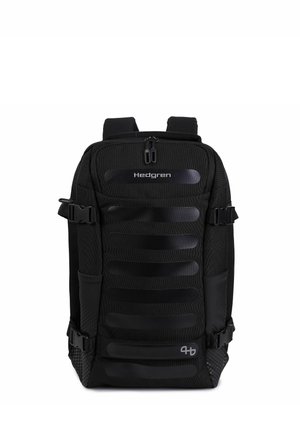 Schwarzer Hedgren Rucksack mit gepolstertem Vorderteil, verstellbaren Seitenriemen, doppelten Schultergurten und Reißverschluss oben.