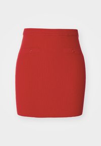 Rød ribbstrikket skjørt med en tilpasset design, som har to små knappede lommer foran og en glatt midjebånd.