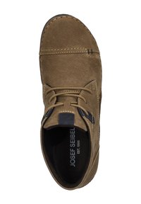 Bottines en suédine marron avec un bout arrondi, des coutures contrastantes et un laçage. Présente un accent marine et une tige texturée.