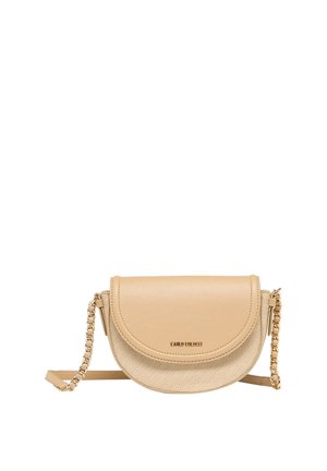 Beige Halbmond-Crossbody-Tasche mit strukturierter unterer Hälfte, glatter Klappe, goldener Kette als Riemen und kleinem goldenen Logo vorne in der Mitte.