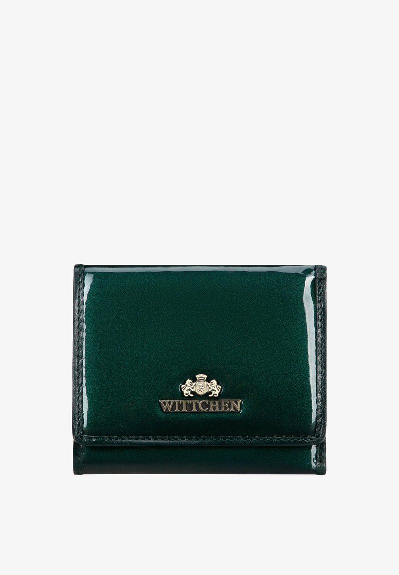 Cartera de charol verde con una textura suave, que presenta un acento de logo dorado y un diseño plegable con bordes cosidos.