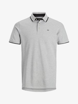 Pilkas trumparankovė polo marškinėliai su trimis mygtukais, kontrastiniu juodu apykaklė ir rankogaliais bei mažas logotipas kairėje krūtinės pusėje.