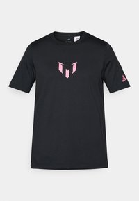 Sort T-shirt med korte ærmer lavet af bomuld, med et pink geometrisk logo på brystet og et Adidas-logo på ærmet.
