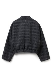 Krótka kurtka z teksturowanej czarno-szarej tkaniny o splocie. Posiada składany kołnierz, elastyczny dół oraz subtelne logo z tyłu.