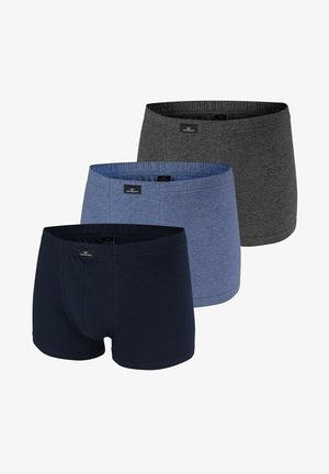 Drei Paare Boxer Shorts in Marineblau, Blau und Grau. Hergestellt aus weichem Stoff mit elastischen Taillenbändern und Markenlogo-Details auf der Vorderseite.
