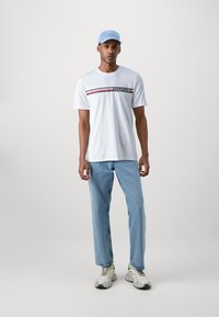 Tommy Hilfiger CHEST STRIPE TEE - Tricou cu imprimeu - white