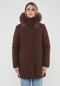 Parka isolante marrone con colletto in pelliccia sintetica morbida, taglio dritto, tasche con zip e superficie liscia e opaca. Progettato per il calore.