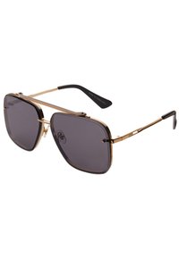 Occhiali da sole con montatura in metallo dorato, lenti grigio scuro e punte in acetato nero. Lenti quadrate con dettagli di design minimalisti.