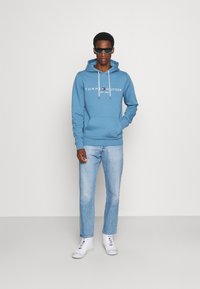 Tommy Hilfiger LOGO HOODY - Sweatshirt com capuz - dusty indigo