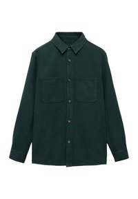 Chemise boutonnée vert foncé en tissu doux, dotée d'un col, de deux poches poitrine et de manches longues avec poignets boutonnés.