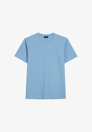 Jasnoniebieski, krótkim rękawem, z okrągłym dekoltem T-shirt z małym, subtelnym logo na lewej piersi, na białym tle.