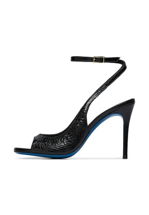 Sandalo con tacco alto peep-toe nero con finitura testurizzata, cinturino alla caviglia con fibbia dorata e suola blu. Silhouette curva.