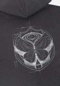 Zwarte hoodie met een witte grafisch ontwerp van een vlinder en een oog, met complexe details en geometrische lijn elementen.