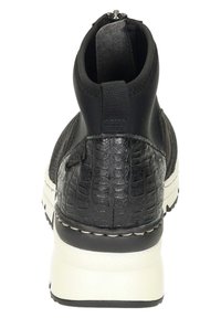 Botte de cheville noire avec un design texturé à motif crocodile, présentant un dessus noir lisse, une semelle plateforme blanche et une fermeture éclair à l'arrière.