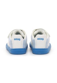 Zapatillas infantiles blancas y azules con suelas azules y la marca "mtng." en la parte trasera, mostradas desde la parte trasera sobre un fondo blanco.