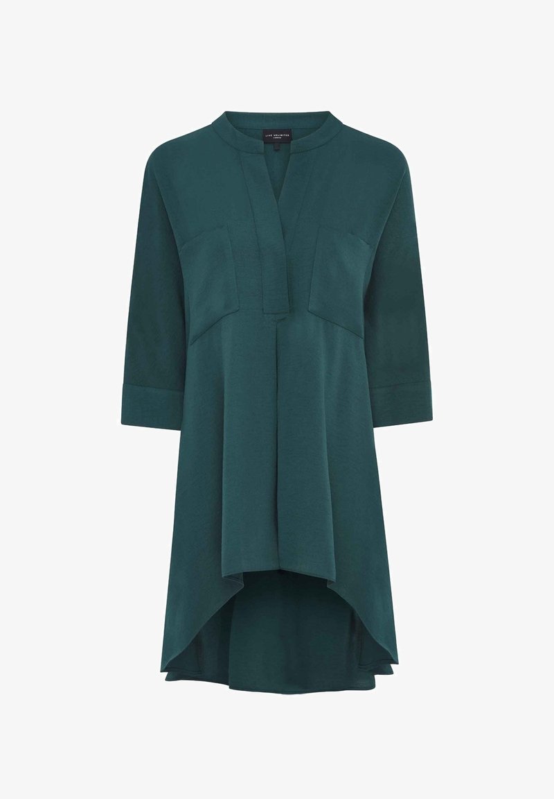 Dunkelgrünes Tunika-Kleid mit asymmetrischem Saum, 3/4-Ärmeln, einem geteilten Ausschnitt und zwei Brusttaschen.