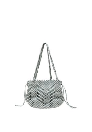 Szara pleciona torba na ramię z makramy z długimi plecionymi paskami i dekoracyjnymi frędzlami z przodu i po bokach, na białym tle.