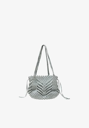 Sac à épaule macramé tissé gris avec longues sangles tressées et franges décoratives à l'avant et sur les côtés, sur fond blanc.