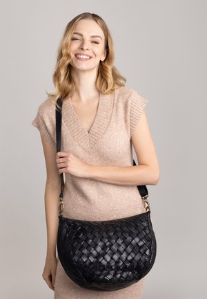 Borsa a tracolla in pelle intrecciata nera, di forma rotonda, con una tracolla e una chiusura a gancio, caratterizzata da una superficie testurizzata.