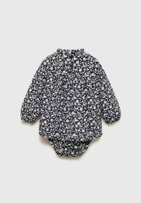 Kukkakuosiset romperit, joissa on pitkät puff-hihat, musta tausta, valkoisia ja sinisiä kukkia, kootut yksityiskohdat ja nappikiinnitys kaula-aukossa.