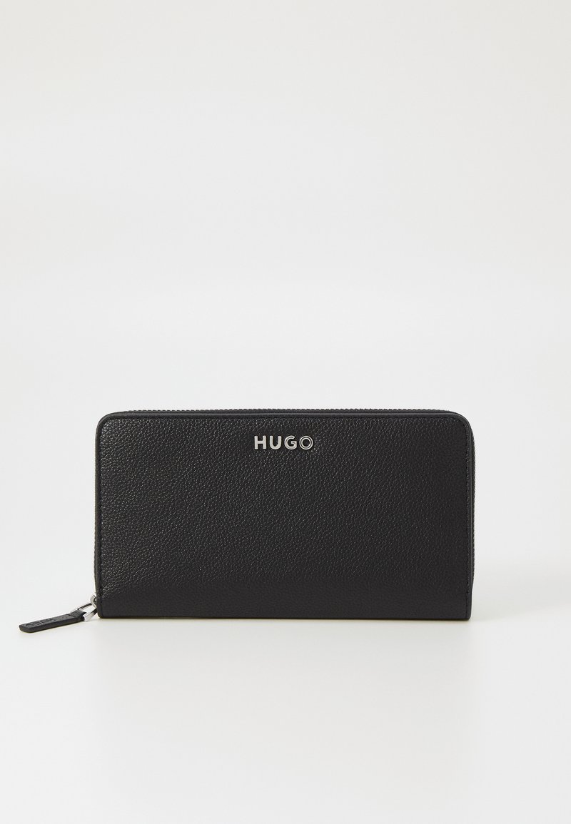 Zwarte leren portemonnee met een gestructureerd oppervlak, ritssluiting en zilveren "HUGO" logo aan de voorkant. Compacts rechthoekig formaat.