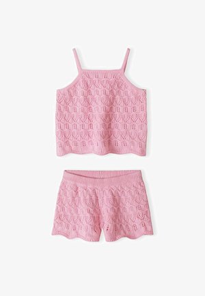 Haut sans manches rose en tricot et short assorti avec un motif en dentelle et des bords festonnés, posés à plat sur un fond blanc.