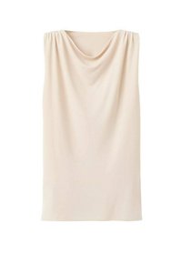 Tela beige drapeada con una textura suave y un escote redondeado, que presenta un detalle fruncido en la parte superior y una silueta fluida.