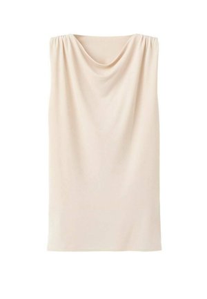 Draperet beige stof med en glat tekstur og rund halsudskæring, der har indsnørret detalje foroven og en flydende silhuet.