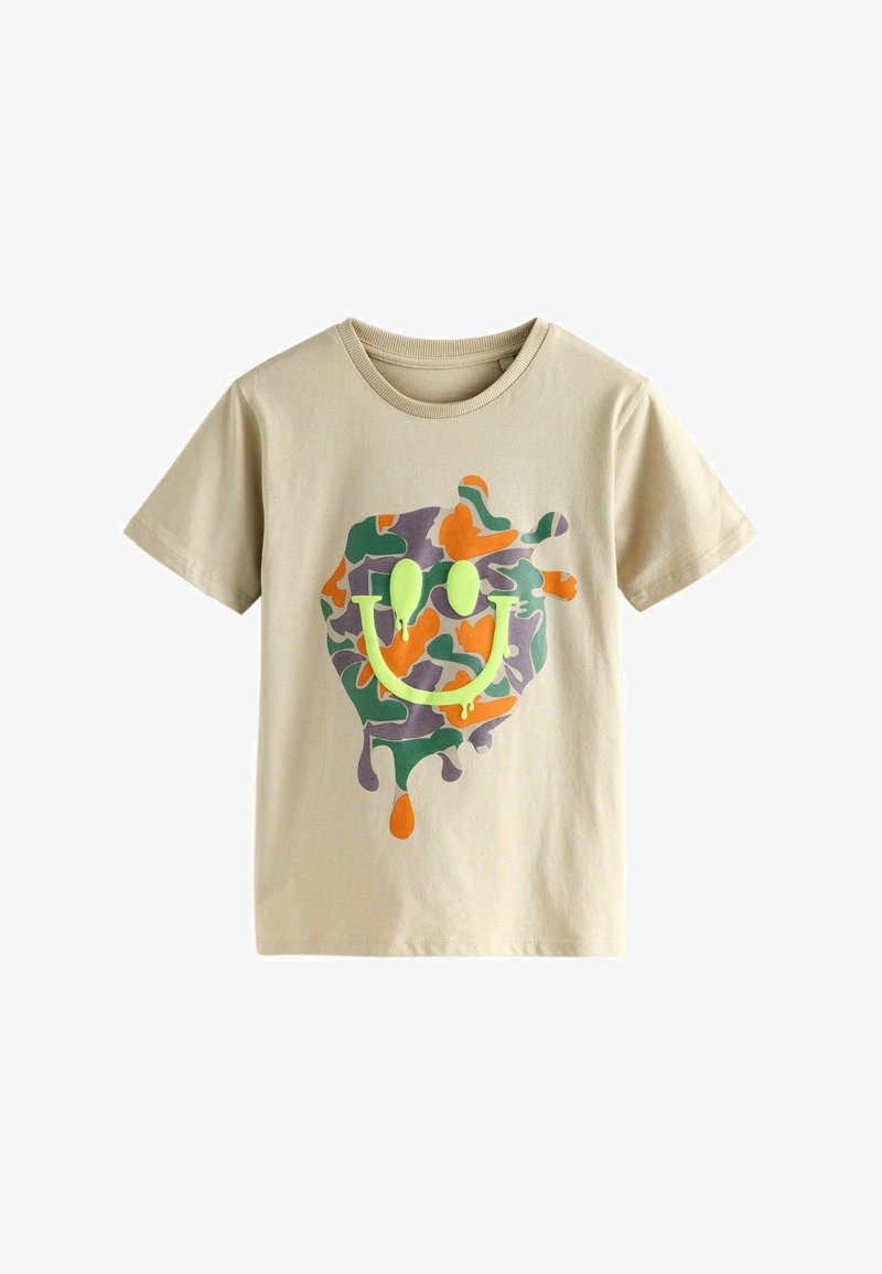 Beige T-Shirt mit kurzen Ärmeln, versehen mit einem bunten Camouflage-artigen Farbklecks und einem neon-grünen, tropfenden Smiley-Gesicht-Graphic auf der Vorderseite.