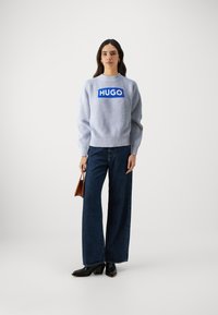 HUGO SLOGER - Svetrík - open grey