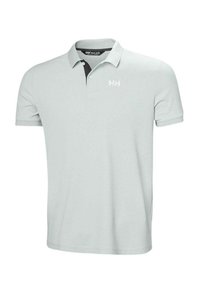 Polo de color gris claro con cuello negro y tapa de tres botones. Presenta un pequeño logo blanco en el lado izquierdo del pecho. Fabricado con tela texturizada.