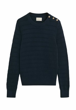 Maglione lavorato a maglia blu navy con un motivo a strisce orizzontali testurizzate, polsini a coste e tre bottoni dorati decorativi sulla spalla sinistra.