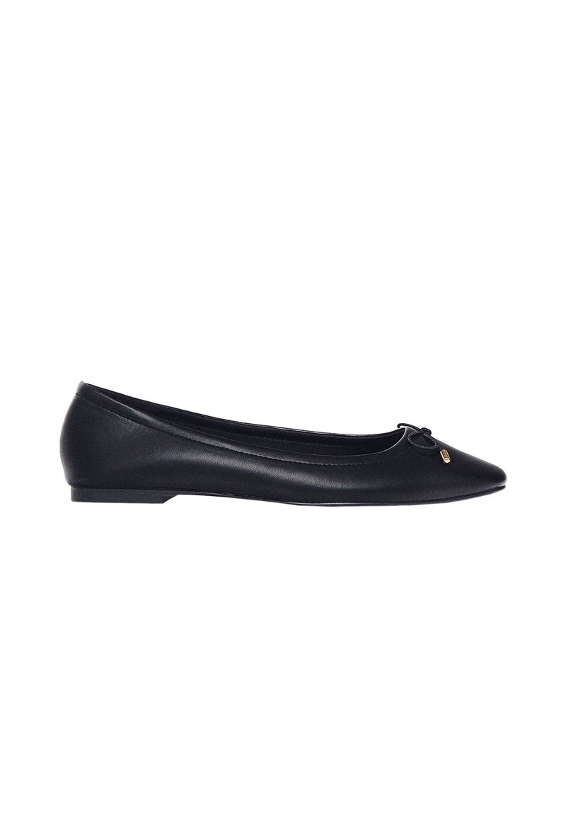 Ballerine noire en cuir lisse, avec un bout pointu, un petit talon et un nœud décoratif avec un accent doré à l'avant.