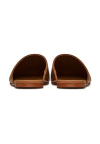 Braune flache Lederschuhe zum Hineinschlüpfen mit offenem Fersenbereich, Rückansicht auf weißem Hintergrund.