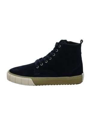 Zapatilla deportiva negra de ante con caña alta, suela de goma beige, cordones negros, cremallera lateral y detalles de costura.