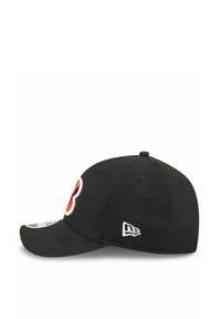 Schwarze Baseballmütze mit einem auffälligen, gestickten orange-weißen Logo auf der Vorderseite, mit einem gebogenen Schirm und einem kleinen weißen Etikett an der Seite.