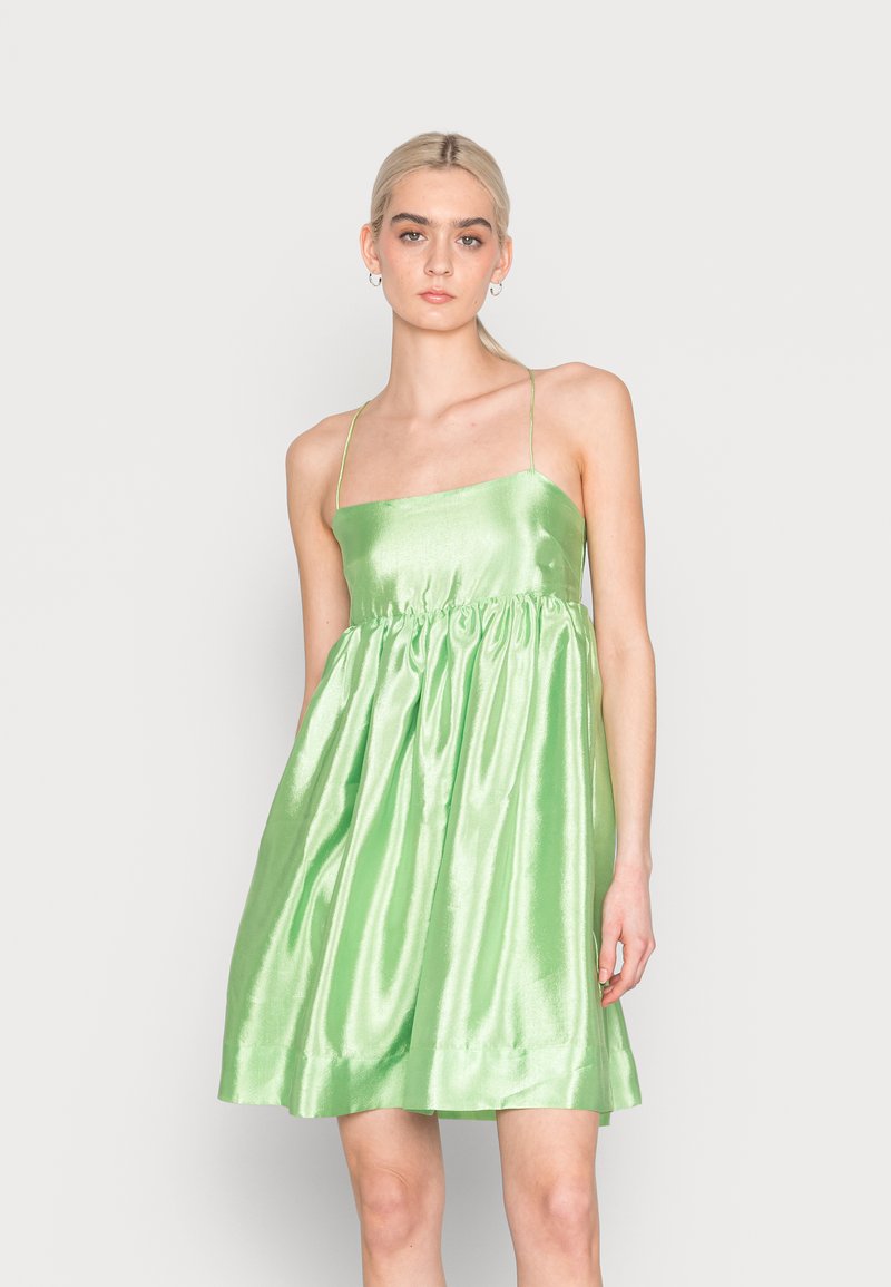 Vestido mini verde em satin com decote quadrado, alças finas e cintura franzida. Textura suave com um acabamento brilhante.
