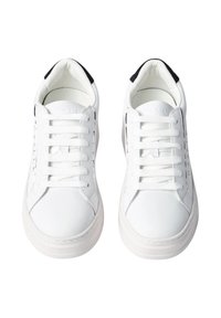 Sneakers bianchi in pelle con punta tonda, design con lacci e sottili accenti neri sul tallone. Texture superficiale liscia e stile minimalista.