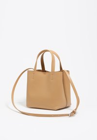 Borsa tote in pelle beige con due manici corti e una tracolla removibile. Design minimalista con texture liscia e semplici dettagli di cucitura.