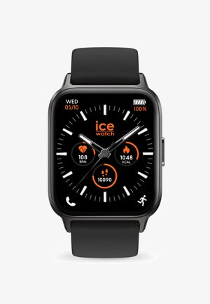 Orologio intelligente nero con schermo quadrato che visualizza ora, data e metriche fitness. Presenta accenti bianchi e arancioni su uno sfondo nero.