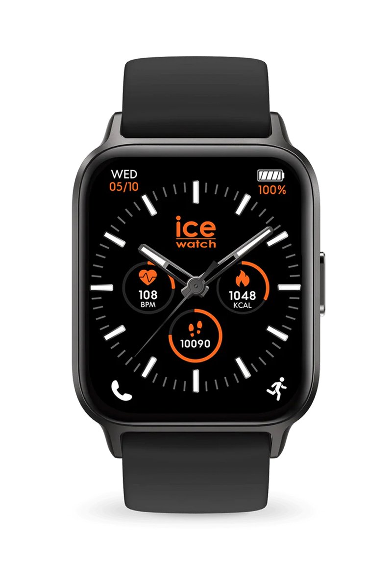 Svart smartwatch med en fyrkantig skärm som visar tid, datum och träningsmetrik. Har vita och orangea detaljer på en svart bakgrund.