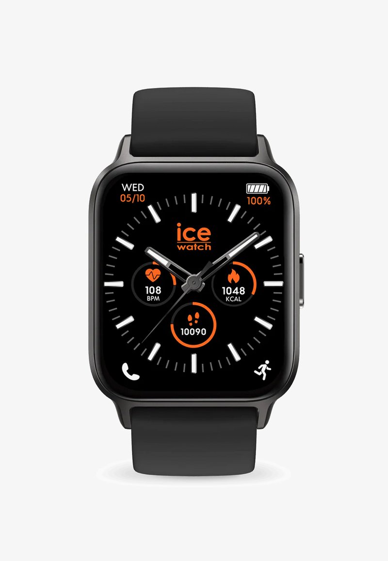 Svart smartwatch med en fyrkantig skärm som visar tid, datum och träningsmetrik. Har vita och orangea detaljer på en svart bakgrund.