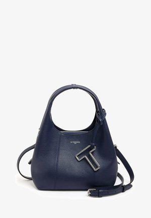 Borsa in pelle blu navy con silhouette arrotondata, superficie texturizzata, hardware in tonalità argento e un prominente accento 'T' sul davanti. Manico regolabile.