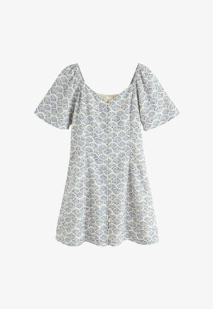 Fehér, rövid ujjú ruha kék tengeri csiga mintával, kerek nyakkivágással és elöl gombos lezárással.