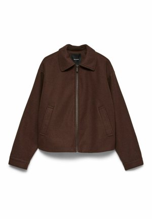 Pruun lukuga jakk kraega, pikkade varrukatega ja kahe küljetaskuga, valgel taustal.