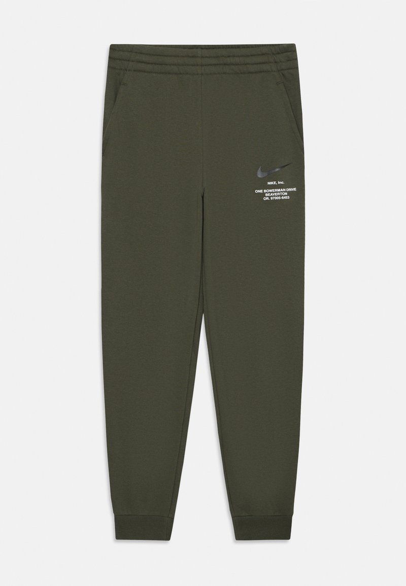 Nike treningo kelnės tamsiai alyvuogių spalvos, pagamintos iš sklandžios medžiagos. Turi šonines kišenes, elastingą juosmenį ir mažą baltą logotipo spaudą ant šlaunies.