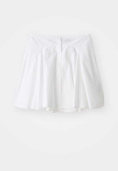 Bela bombažna krila s širokim krojem, ki ima gumbasto zapiranje spredaj in subtilno nabiranje v pasu za obliko.