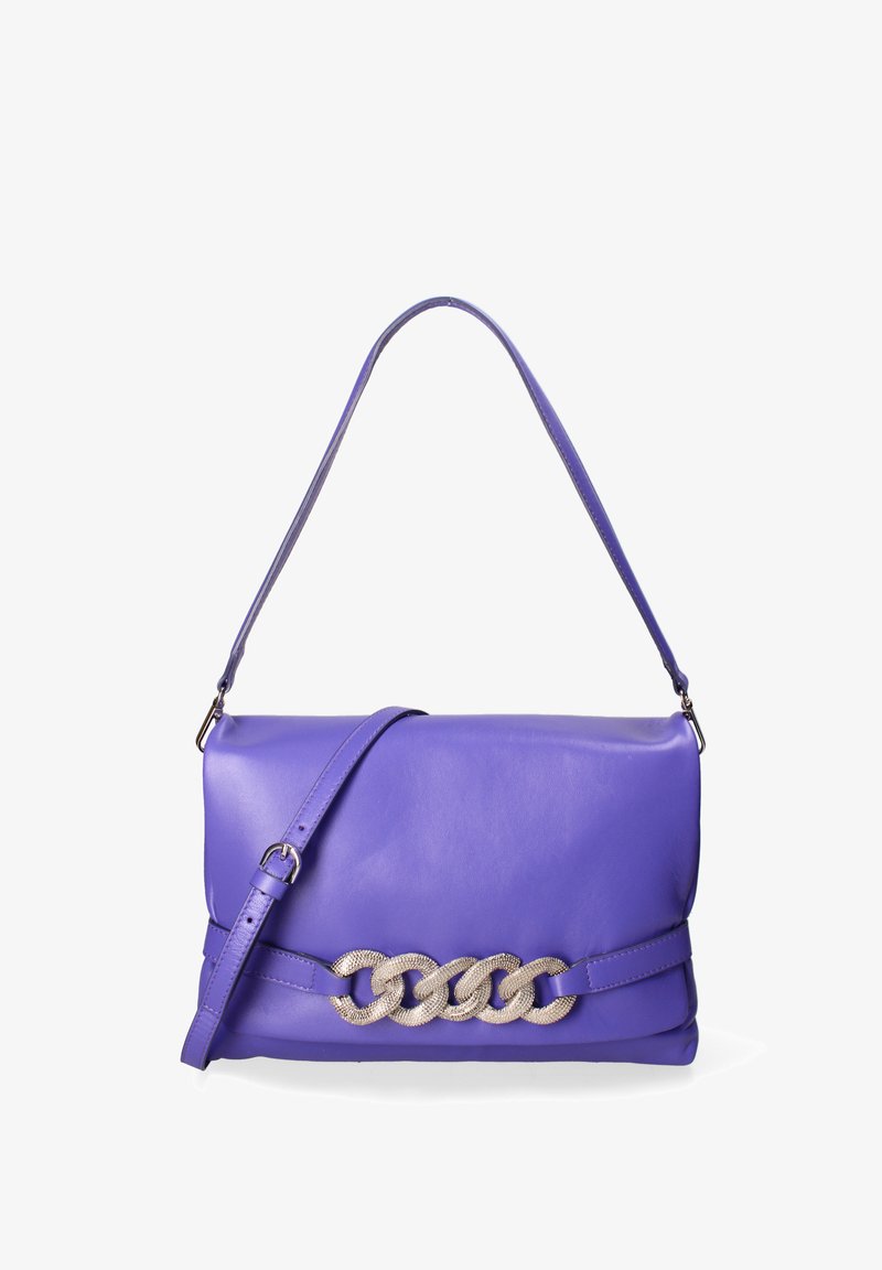 Sac à main en cuir violet avec une silhouette plate. Présente un détail en chaîne à l'avant et une bandoulière réglable. Texture lisse.