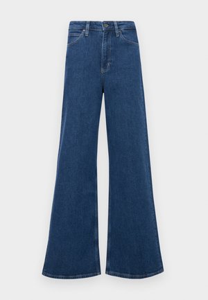 Kék farmerből készült, bővülő szárú, magas derekú farmernadrág, öt zsebbel, gombos záródással és kontrasztos varrásokkal az összehúzott részeknél.